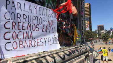 Pancarta en la Plaza de la Dignidad