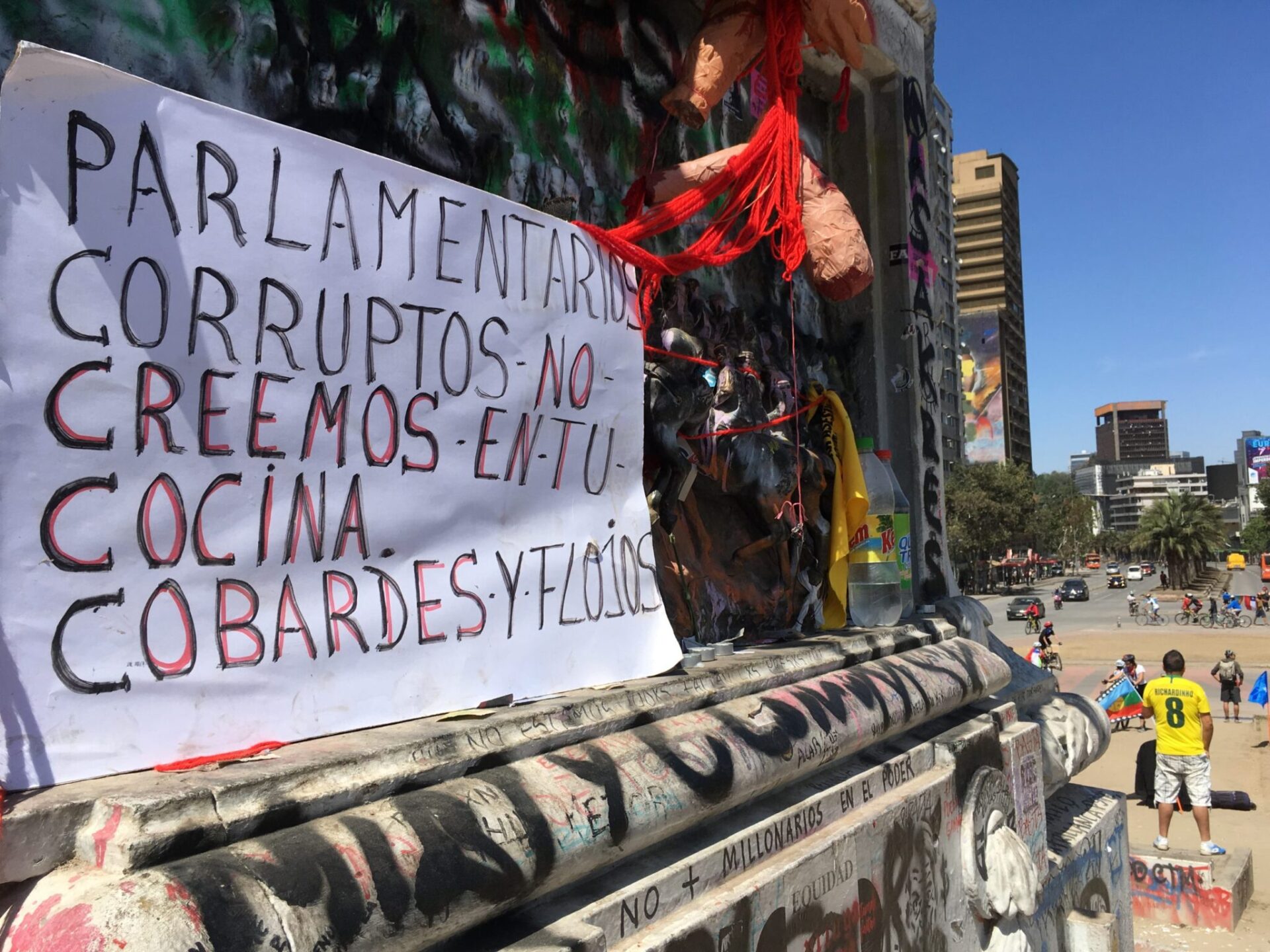 Pancarta en la Plaza de la Dignidad