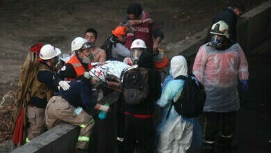 Carabinero empuja a manifestante