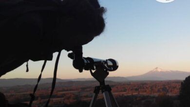 Astrotour / Jaime Rodríguez Calfiao observando por el telescopio.