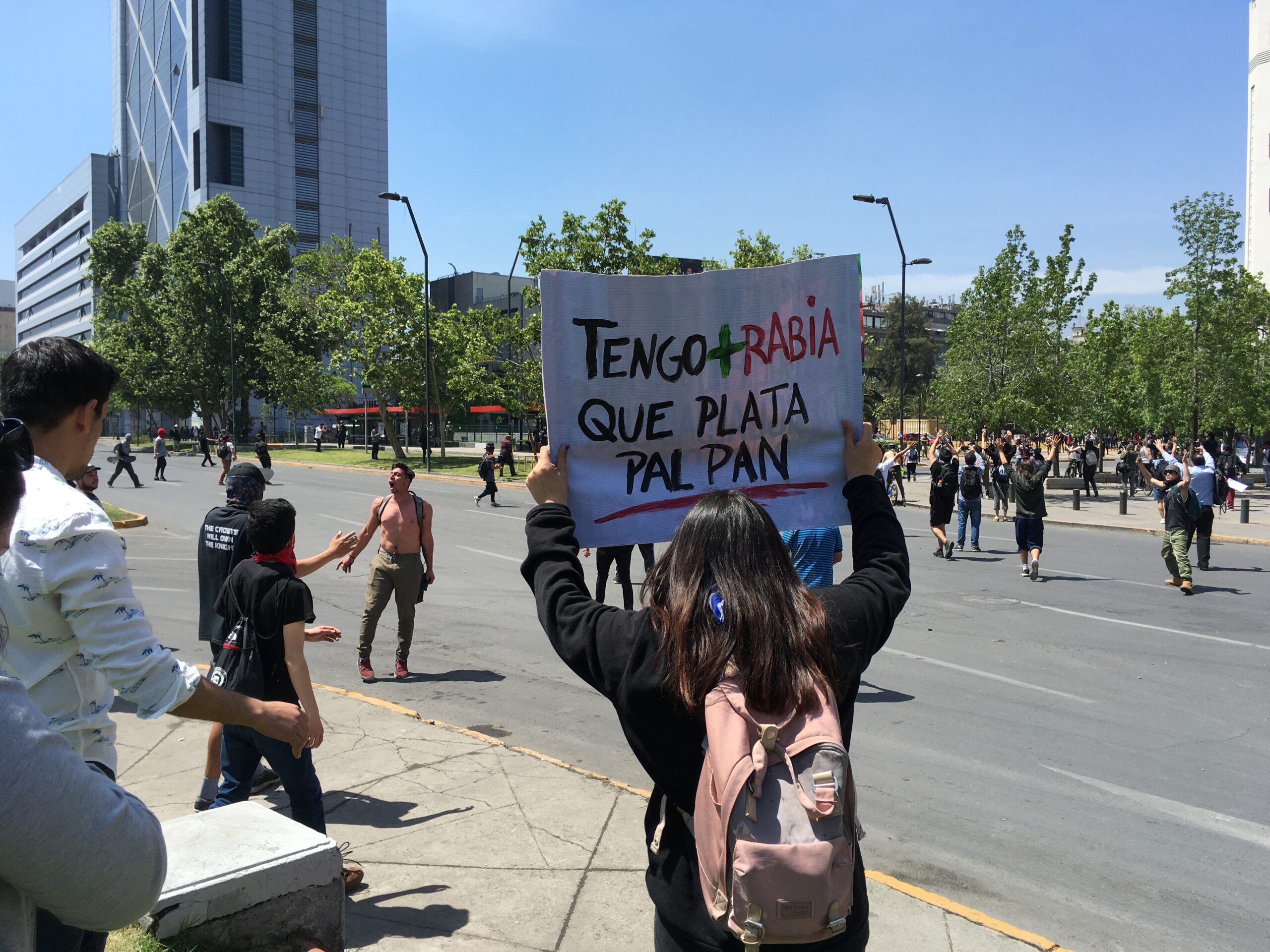 Manifestante con pancarta: "Tengo más rabia que plata pal pan"