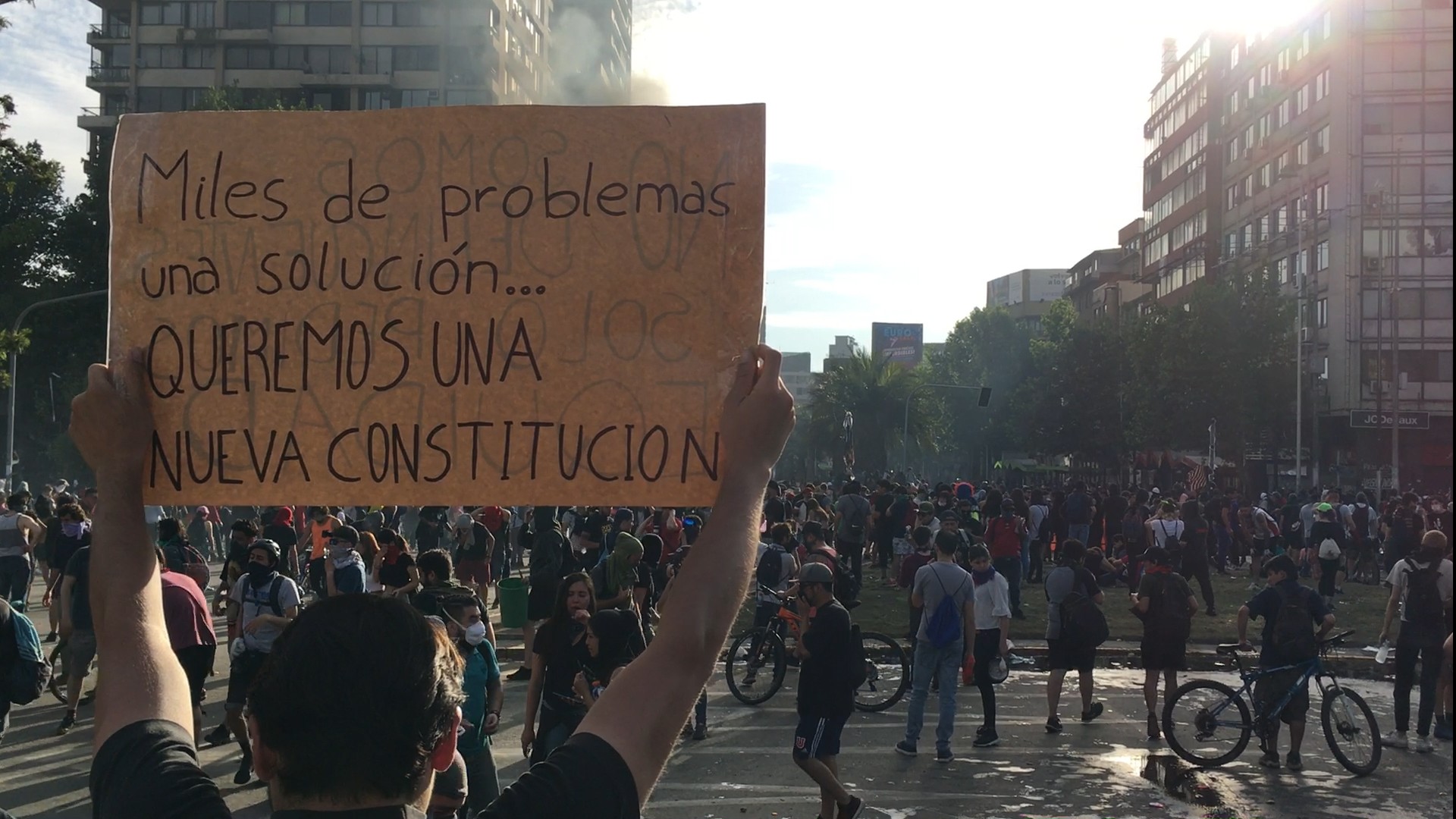 Hassan Akram | economista | Manifestante con pancarta: "Miles de problemas una sola solución... QUEREMOS UNA NUEVA CONSTITUCIÓN