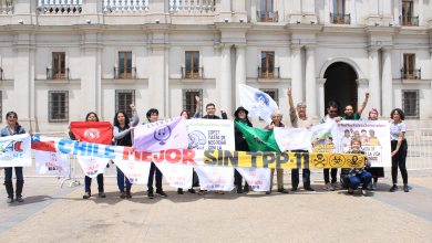 En la Plaza de la Constitución se congregaron diversas agrupaciones de organizaciones ambientales chilenas, en contexto de la COP27. Aseguran que en esa instancia internacional, al igual que en Chile, se han presentado estrategias de hidrógeno verde, modelo forestal, biomasa, entre otras, como soluciones al cambio climático cuando sólo se tratarían de “falsas soluciones” al problema.