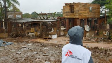 La coordinadora de MSF, Alessandra Luz, evalúa la situación de las personas afectadas en Rio Grande do Sul. Las lluvias torrenciales inundaron ciudades enteras y dejaron a cientos de miles de personas sin refugio en la región. Copyright: Diego Baravelli/MSF